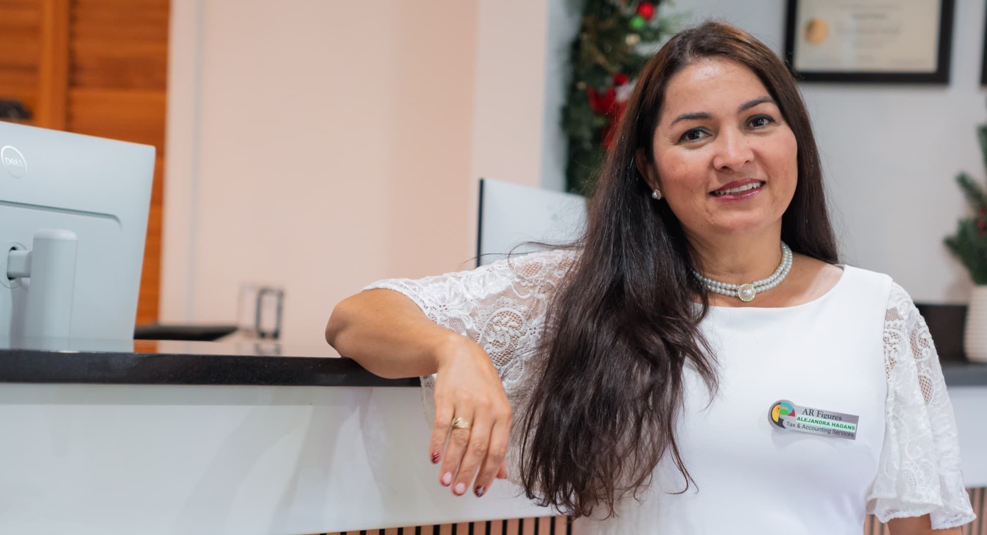 Alejandra Hagans, fundadora de ARFigures, en la recepción de la oficina